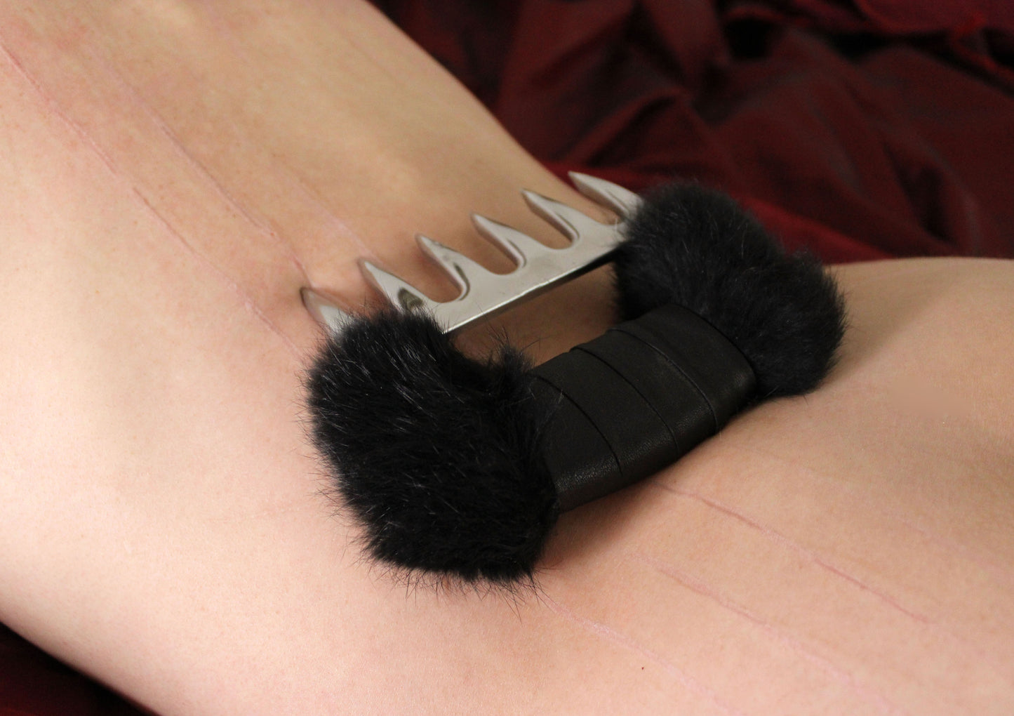 Claws in stainless steel, fur and leather