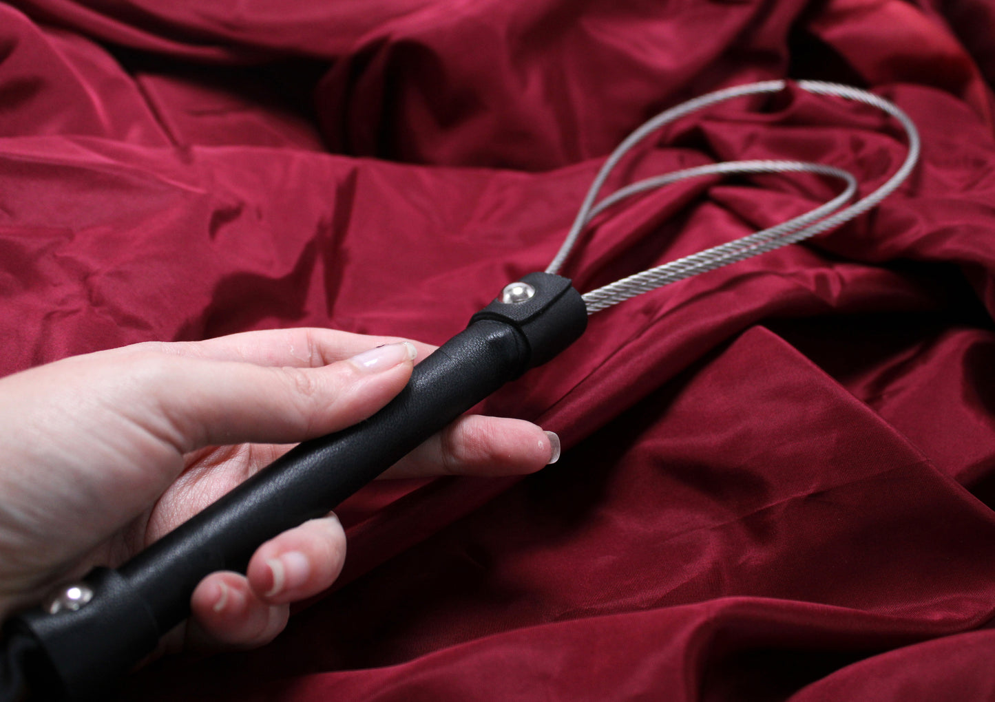 paddle en câble acier tenu en main, vue de côté du manche en cuir