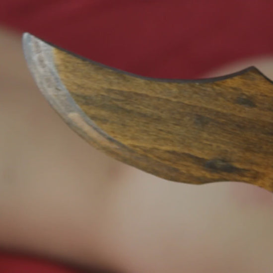 démonstration du couteau bdsm stylisé en bois, avec griffures dans le dos
