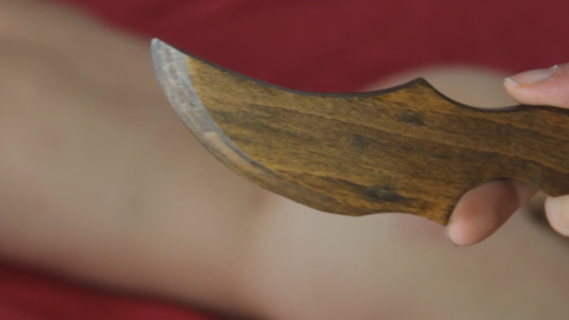 démonstration du couteau bdsm stylisé en bois, avec griffures dans le dos