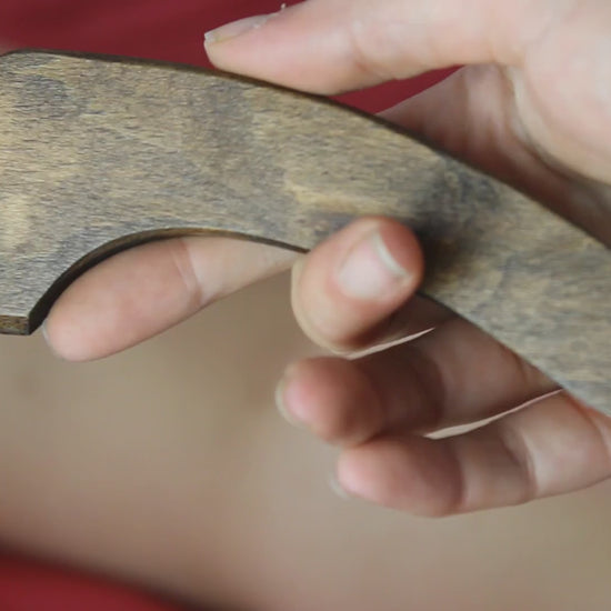 vidéo de démonstration du couteau bdsm en bois, il est présenté de droite à gauche en détail, puis en passant dans un dos nu, pour y faire une griffure