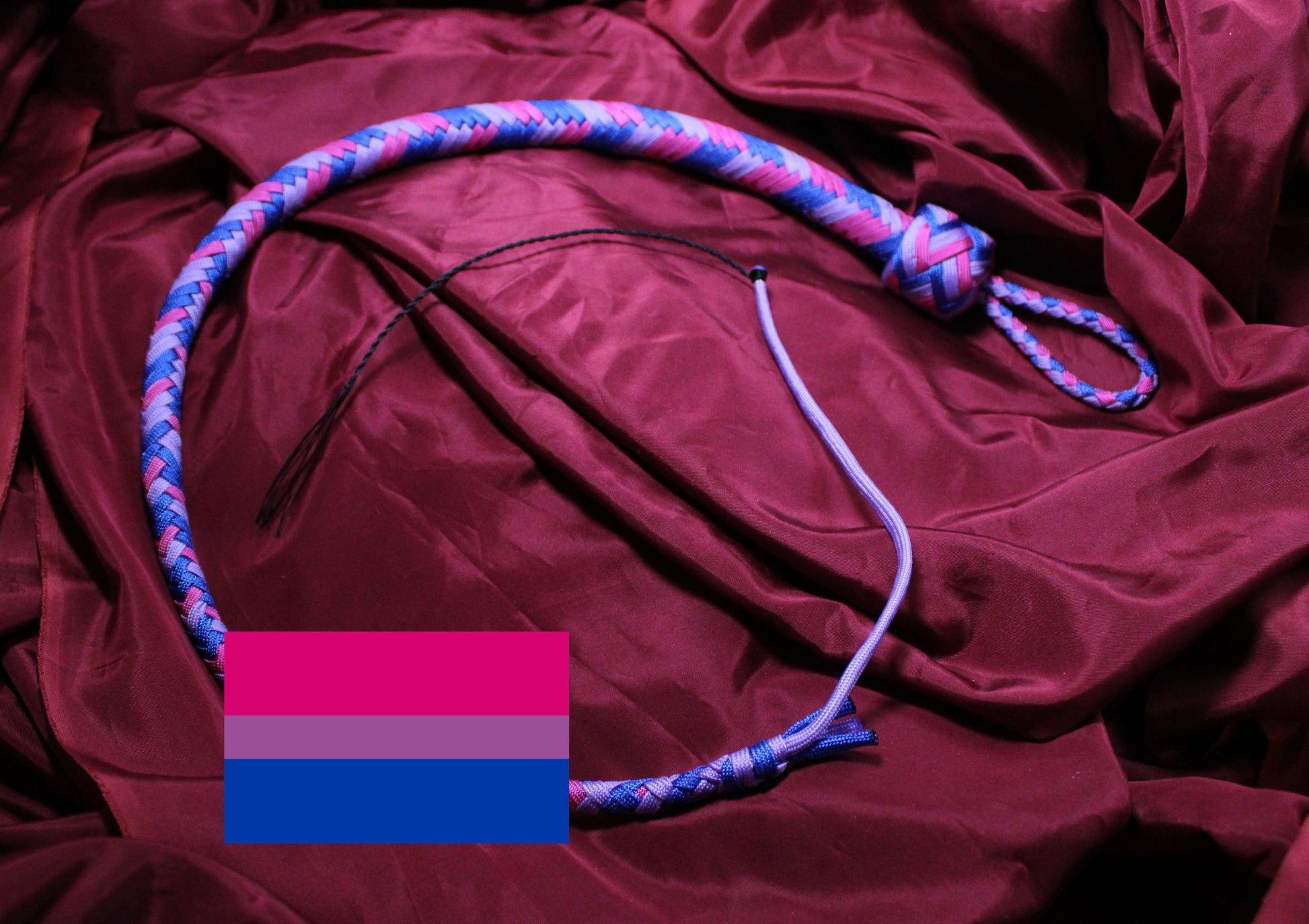 fouet en paracorde aux couleurs du drapeau bisexuel, le drapeau de fierté bisexuelle y est incrusté dans l'image
