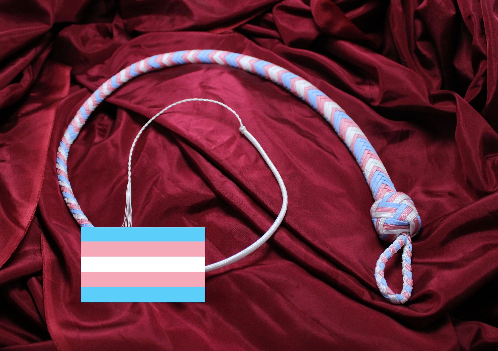 Fouet en paracorde aux couleurs du drapeau de fierté trans, le drapeau de fierté trans est incrusté dans l'image